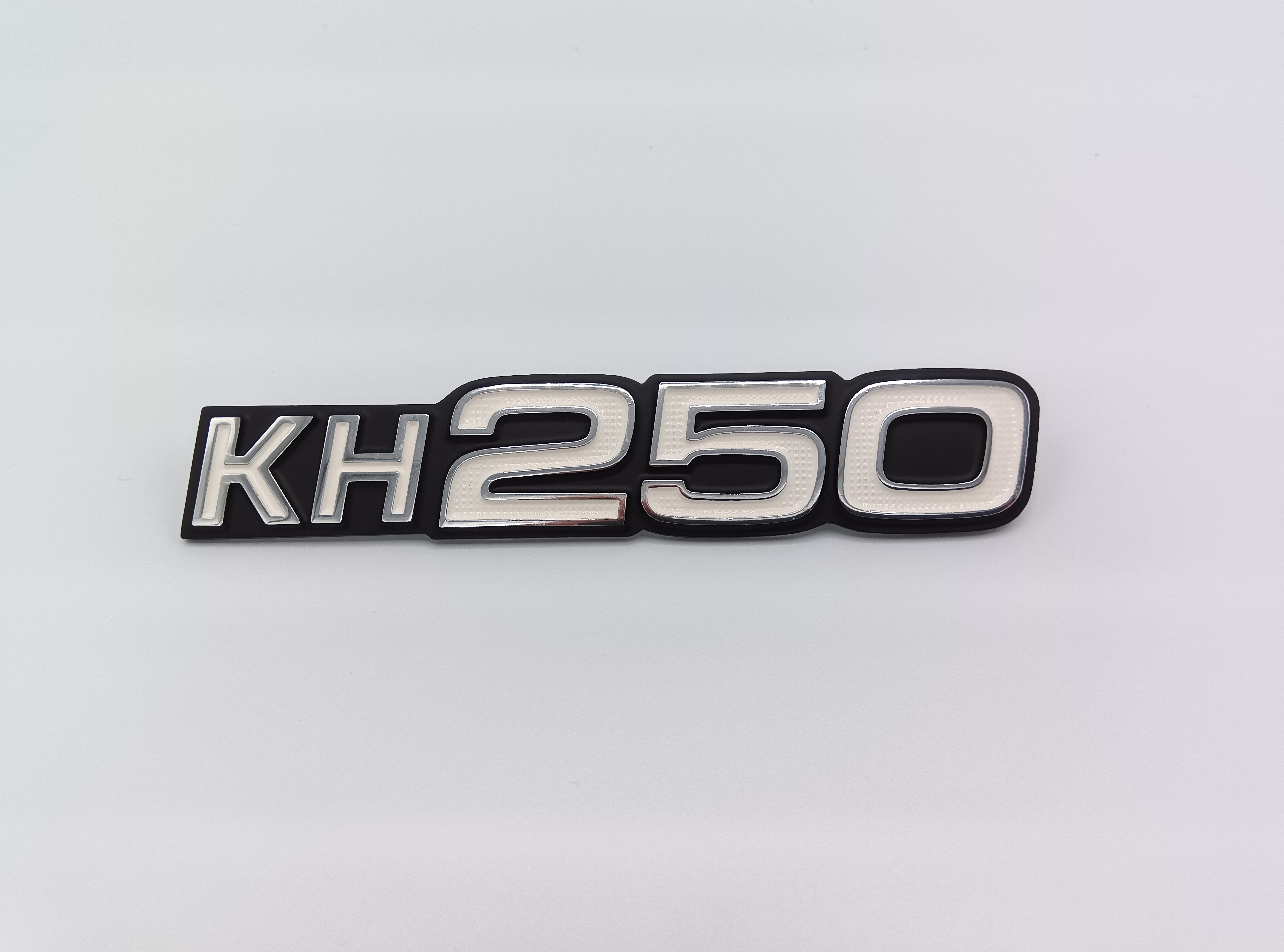 1975年 KH250 SIDE COVER EMBLEM "KH250"
